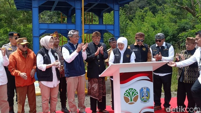 Gubernur Jawa Timur, Khofifah Indar Parawansa, saat meresmikan groundbreaking Jalur Lingkar Kaldera Bromo