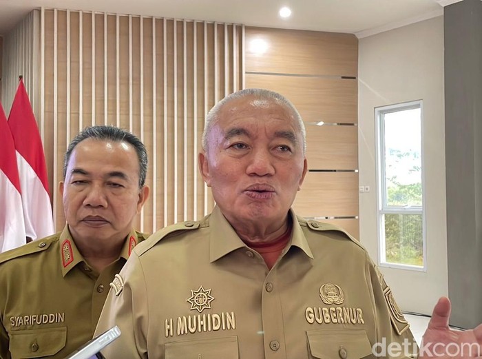 Gubernur Kalsel Muhidin meminta masyarakat waspada akan kebakaran hutan dan lahan (Karhutla). Ia mengingatkan masyarakat tak membakar sampah, dan membuka lahan baru dengan cara dibakar.