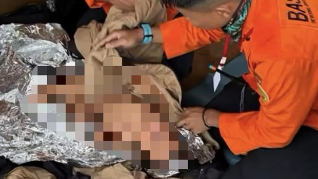 Tim SAR saat melakukan penanganan bayi terkena hipotermia di Gunung Ungaran, Semarang, Sabtu (11/4/2026).
