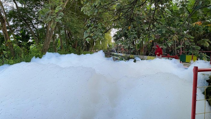 Busa putih setinggi 3 meter menyelimuti bendung Sungai Bendo Klaten menghebohkan warga. 
