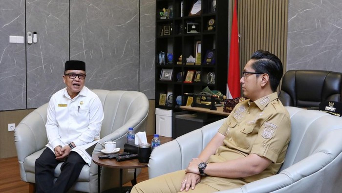 Kepala Kantor Kementerian Haji dan Umrah Kota Medan, Mhd Bambang Irawan Hutasuhut saat beraudiensi dengan Walkot Medan Rico Waas.