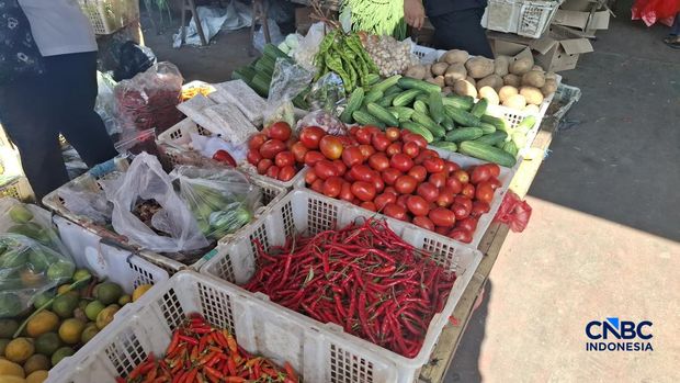 Harga beberapa sembako di Pasar Minggu, Jakarta Selatan terpantau cenderung normal pada Senin (13/4/2026). (CNBC Indonesia/Chandra Dwi Pranata )