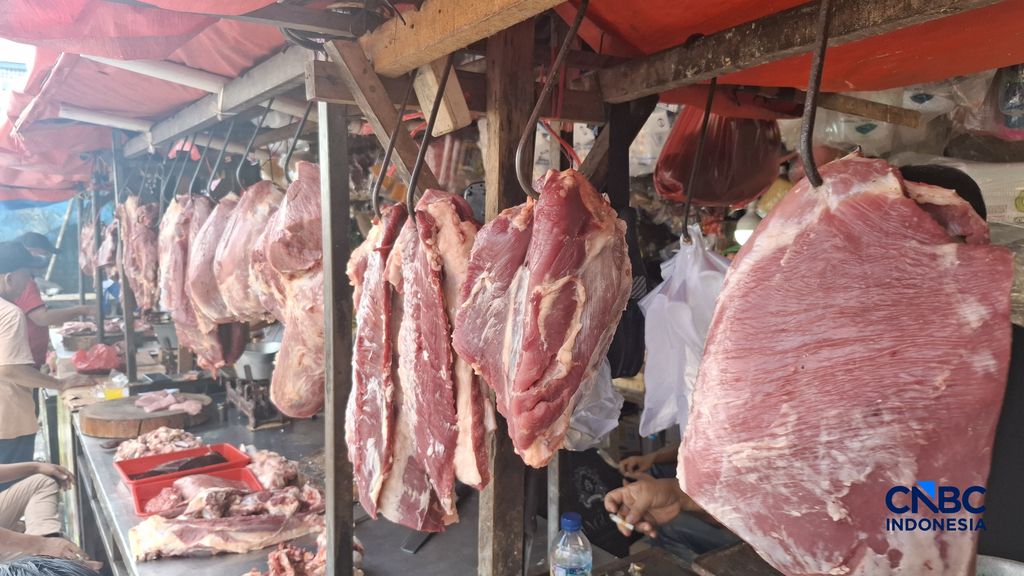 Harga beberapa sembako di Pasar Minggu, Jakarta Selatan terpantau cenderung normal pada Senin (13/4/2026). (CNBC Indonesia/Chandra Dwi Pranata )