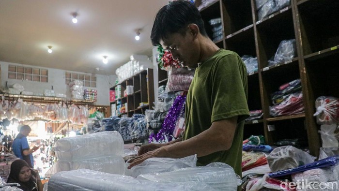 Lonjakan harga plastik dalam sebulan terakhir menekan pelaku usaha mikro, kecil, dan menengah (UMKM) di kawasan Pasar Jatinegara. Kenaikan bahan baku tersebut berdampak langsung pada penurunan laba usaha yang mencapai hingga 25 persen.