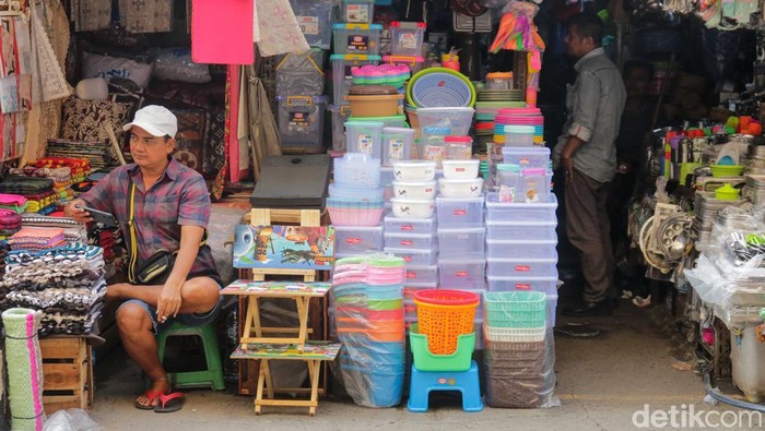 Lonjakan harga plastik dalam sebulan terakhir menekan pelaku usaha mikro, kecil, dan menengah (UMKM) di kawasan Pasar Jatinegara. Kenaikan bahan baku tersebut berdampak langsung pada penurunan laba usaha yang mencapai hingga 25 persen.