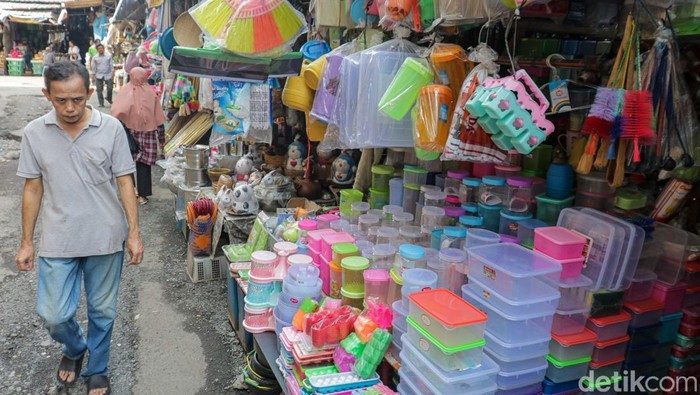 Lonjakan harga plastik dalam sebulan terakhir menekan pelaku usaha mikro, kecil, dan menengah (UMKM) di kawasan Pasar Jatinegara. Kenaikan bahan baku tersebut berdampak langsung pada penurunan laba usaha yang mencapai hingga 25 persen.