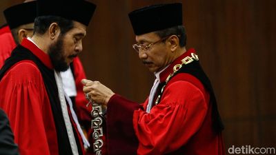 Haru! Anwar Usman Akhiri Pengabdian 15 Tahun di MK dengan Air Mata