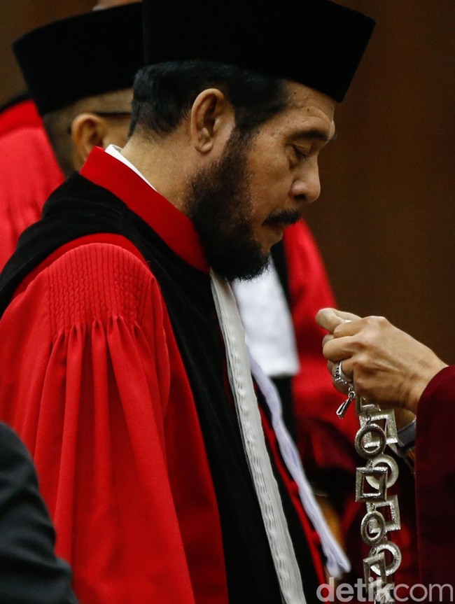 Haru! Anwar Usman Akhiri Pengabdian 15 Tahun di MK dengan Air Mata