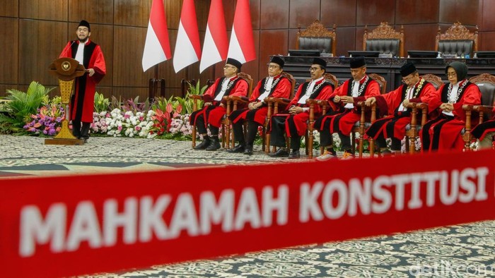 Suasana haru mewarnai acara purnabakti Hakim Mahkamah Konstitusi Anwar Usman di Gedung Mahkamah Konstitusi, Jakarta, Senin (13/4/2026). Dalam sambutannya, Anwar Usman tampak meneteskan air mata saat mengakhiri masa pengabdiannya selama 15 tahun.