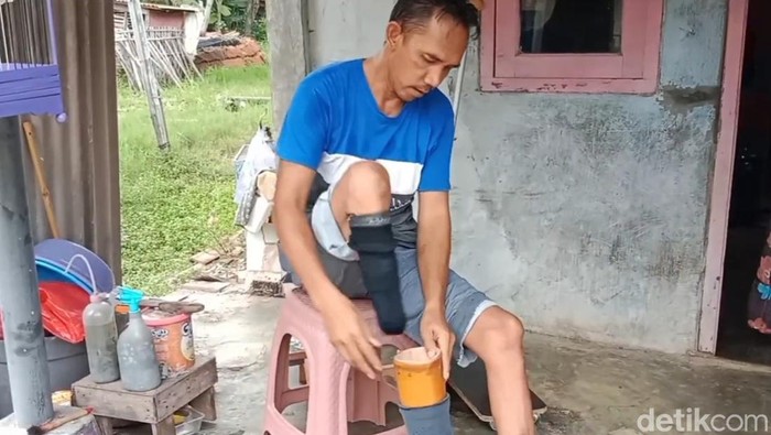 Hendra (40), pria asal Tamansari, Kecamatan Lelea, Indramayu, yang bertahan hidup di tengah keterbatasan.