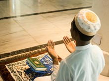 Doa Sholat Isyroq Lengkap Arab, Latin, dan Artinya