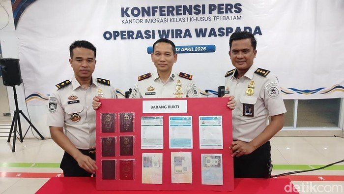 Petugas Imigrasi Batam mengamankan WNA dalam pengawasan keimigrasian