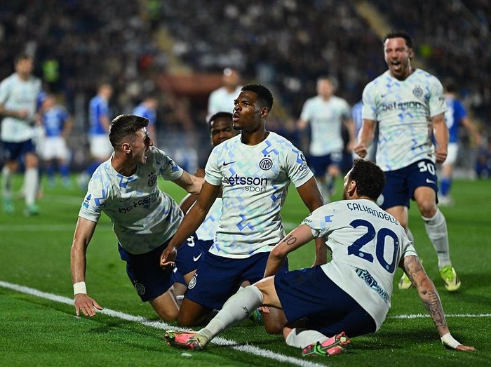 COMO, ITALY - APRIL 12: Denzel Dumfries of FC Internazionale celebrates after scoring the 2-3 goal during the Serie A match between Como 1907 and FC Internazionale at Giuseppe Sinigaglia Stadium on April 12, 2026 in Como, Italy. (Photo by Marco Mantovani/Getty Images)
