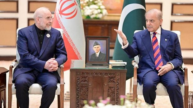 Perdana Menteri Pakistan Shehbaz Sharif bertemu dengan Ketua Parlemen Iran Mohammad Bagher Ghalibaf, menjelang pertemuan delegasi dari Amerika Serikat dan Iran untuk mengadakan pembicaraan perdamaian, di Islamabad, Pakistan, 11 April 2026. Kantor Perdana Menteri Pakistan/Handout via REUTERS