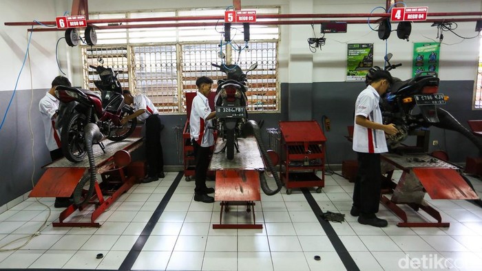 Sejumlah siswa mengikuti kegiatan belajar di SMK Sint Joseph, Jakarta, Senin (13/4/2026).