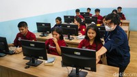 Melalui program ini, pemerintah memberikan dukungan pembiayaan sehingga sekolah dapat menyelenggarakan pendidikan tanpa pungutan biaya.  