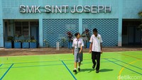 Sejumlah siswa mengikuti kegiatan belajar di SMK Sint Joseph, Jakarta, Senin (13/4/2026).  