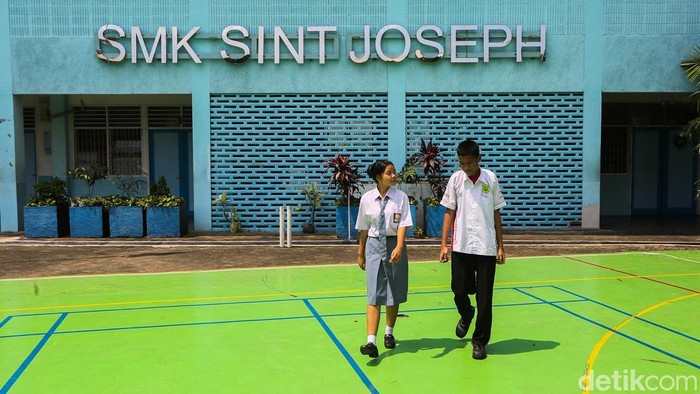 Sejumlah siswa mengikuti kegiatan belajar di SMK Sint Joseph, Jakarta, Senin (13/4/2026).