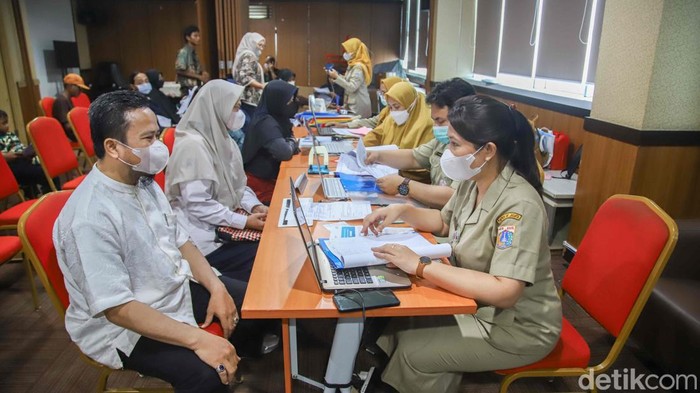 Sejumlah tenaga kesehatan melayani vaksinasi bagi calon jemaah haji di Puskesmas Kecamatan Cilincing, Jakarta Utara, Senin (13/4/2026). Sejak pagi, peserta datang membawa dokumen persyaratan.
