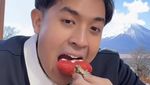 Potret Jerome Polin Mukbang Sushi Bareng Haruka hingga Makan Bersama Keluarga