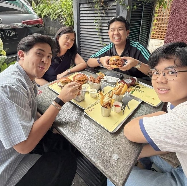 Potret Jerome Polin Mukbang Sushi Bareng Haruka hingga Makan Bersama Keluarga