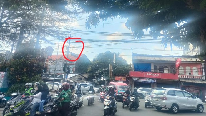 Kabel menjuntai gegara tersangkut truk sempat bikin lalin di Ciputat, Tangsel, macet, Senin (13/4/2026) pagi tadi.