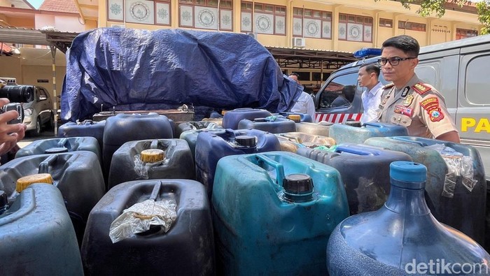 Kapolresta Banyuwangi Kombes Rofiq Ripto Himawan saat mengecek barang bukti penyelewengan solar bersubsidi.