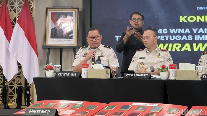 Kasubdit Pengawasan Keimigrasian Arief Eka Riyanto dalam jumpa pers di kantor Ditjen Imigrasi, Jakarta Selatan, Senin (13/4/2026).