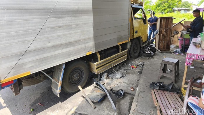 Kondisi truk yang tabrak sejumlah kendaraan di Terminal Kartasura , Kabupaten Sukoharjo, Senin (13/4/2026).