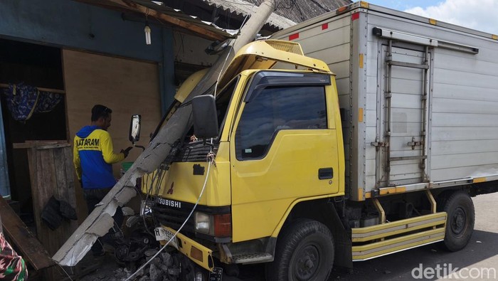Kondisi truk yang tabrak sejumlah kendaraan di Terminal Kartasura , Kabupaten Sukoharjo, Senin (13/4/2026).