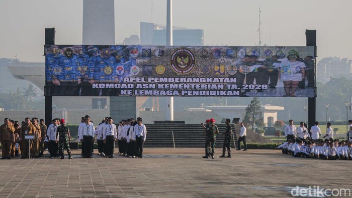 Kementerian Pertahanan (Kemhan) resmi melepas 2.000 Aparatur Sipil Negara (ASN) untuk mengikuti Latihan Dasar Militer (Latsarmil) Komponen Cadangan (Komcad) Gelombang I Tahun 2026 di Lapangan Monas, Jakarta, Senin (13/4/2026).