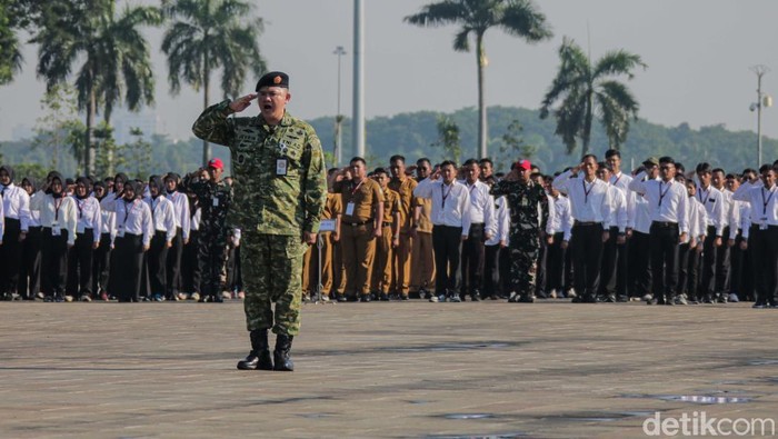 Kementerian Pertahanan (Kemhan) resmi melepas 2.000 Aparatur Sipil Negara (ASN) untuk mengikuti Latihan Dasar Militer (Latsarmil) Komponen Cadangan (Komcad) Gelombang I Tahun 2026 di Lapangan Monas, Jakarta, Senin (13/4/2026).
