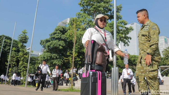 Kementerian Pertahanan (Kemhan) resmi melepas 2.000 Aparatur Sipil Negara (ASN) untuk mengikuti Latihan Dasar Militer (Latsarmil) Komponen Cadangan (Komcad) Gelombang I Tahun 2026 di Lapangan Monas, Jakarta, Senin (13/4/2026).