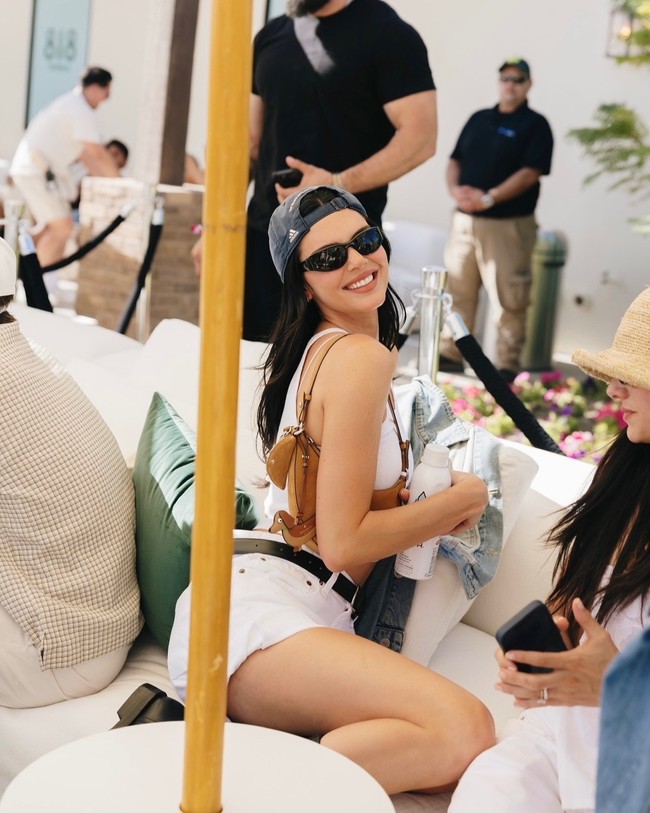 Wanita 20 tahun ini mengenakan crop top dan celana pendek putih yang diberi aksentuasi belt hitam. Foto: Kate Spade/Courtesy of Sophie Sahara