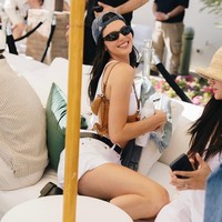 Wanita 20 tahun ini mengenakan crop top dan celana pendek putih yang diberi aksentuasi belt hitam. Foto: Kate Spade/Courtesy of Sophie Sahara