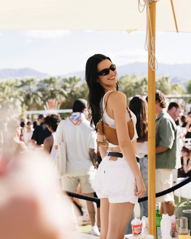 Kendall Jenner ikut dalam keriuhan di pekan pertama festival musik Coachella 2026. Model sekaligus bintang reality show ini memilih gaya santai dan minimalis. Foto: Kate Spade/Courtesy of Sophie Sahara
