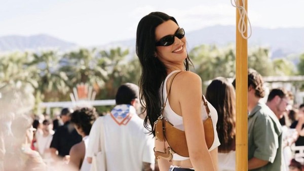 Gaya Santai-Minimalis Kendall Jenner di Coachella 2026, Pakai Crop Top