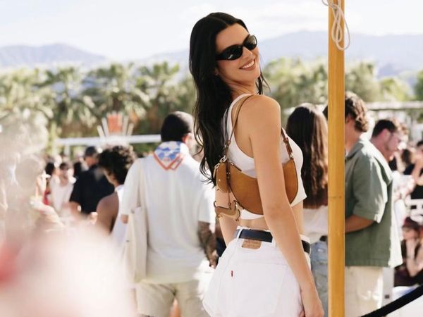 Gaya Santai-Minimalis Kendall Jenner di Coachella 2026, Pakai Crop Top