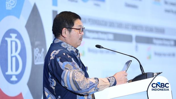Kepala Departemen Pengelolaan Moneter dan Aset Sekuritas (DPMA) Bank Indonesia, Erwin Gunawan Hutapea memberi pemaparan dalam acara Central Banking Forum 2026, di Grand Ballroom Hotel Mandarin Oriental, Jakarta, Senin (13/4/2026). (CNBC Indonesia/Tri Susilo) Kepala Departemen Pengelolaan Moneter dan Aset Sekuritas (DPMA) Bank Indonesia, Erwin Gunawan Hutapea memberi pemaparan dalam acara Central Banking Forum 2026, di Grand Ballroom Hotel Mandarin Oriental, Jakarta, Senin (13/4/2026). (CNBC Indonesia/Tri Susilo)