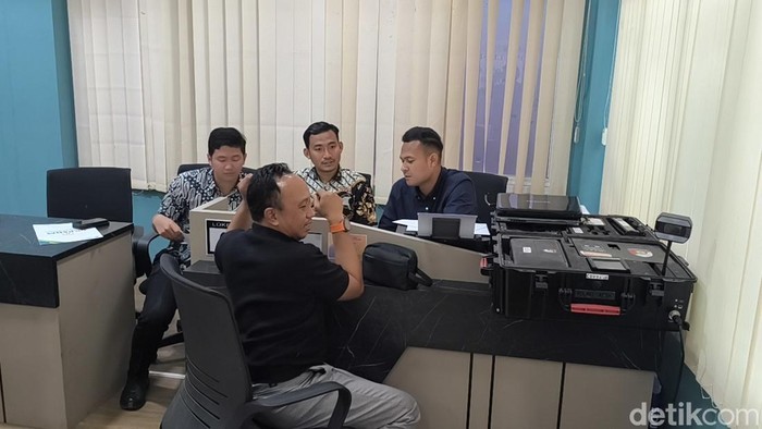 Kepala Dinas BKSDM saat melapor dugaan pemalsuan Dokumen di Polres Gresik