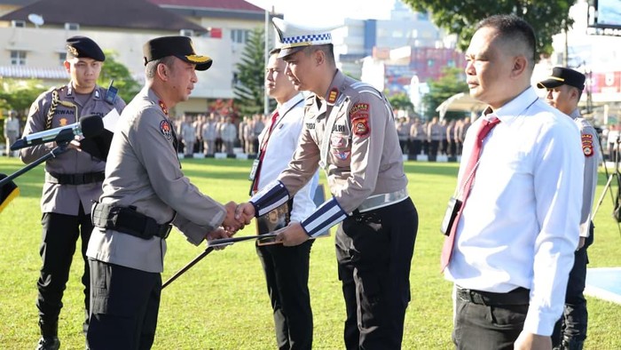 Kepala Kepolisian Daerah Sumatera Selatan (Kapolda Sumsel), Irjen Sandi Nugroho memberikan piagam penghargaan kepada 48 personel berprestasi jajaran Polda Sumsel. (Dok istimewa).