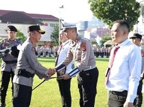 Kapolda Sumsel Beri Penghargaan ke 48 Personel Berprestasi