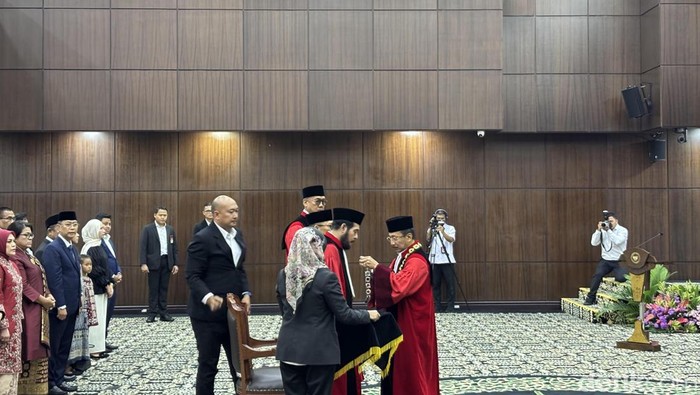 Ketua MK Suhartoyo mengucapkan selamat atas berakhirnya masa jabatan hakim Anwar Usman yang sudah mengabdi di MK selama 15 tahun.