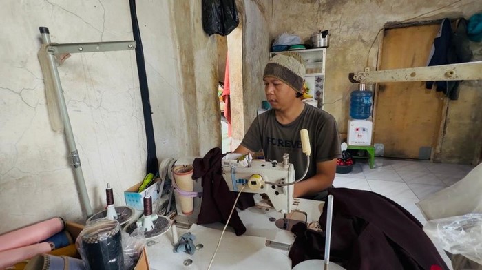 Kisah Kusna Bangkit dan Mandiri Lewat Usaha Menjahit