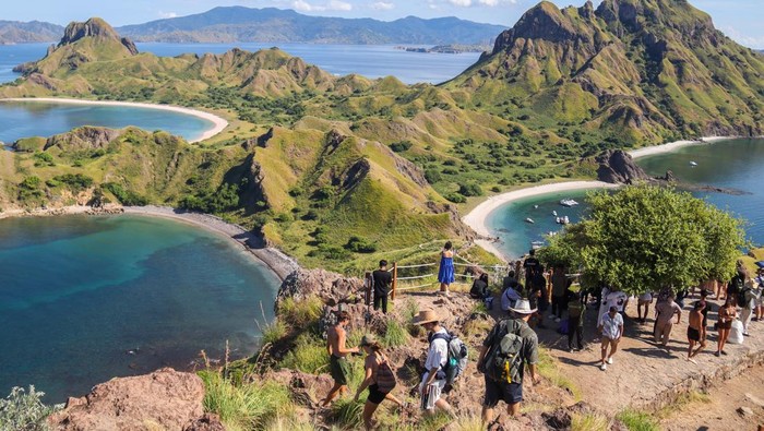 Sejumlah wisatawan memasuki dermaga Pulau Padar di Taman Nasional Komodo (TNK), Manggarai Barat, Nusa Tenggara Timur (NTT), Minggu (12/4/2026). Balai TNK menerapkan kebijakan kuota 1.000 orang wisatawan per hari masuk ke kawasan itu sejak 1 April 2026 sebagai upaya menjaga keseimbangan antara aktivitas wisata dan kelestarian alam, sekaligus meningkatkan kualitas destinasi wisata. ANTARA FOTO/Gecio Viana/app/nym.