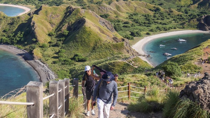 Sejumlah wisatawan memasuki dermaga Pulau Padar di Taman Nasional Komodo (TNK), Manggarai Barat, Nusa Tenggara Timur (NTT), Minggu (12/4/2026). Balai TNK menerapkan kebijakan kuota 1.000 orang wisatawan per hari masuk ke kawasan itu sejak 1 April 2026 sebagai upaya menjaga keseimbangan antara aktivitas wisata dan kelestarian alam, sekaligus meningkatkan kualitas destinasi wisata. ANTARA FOTO/Gecio Viana/app/nym.