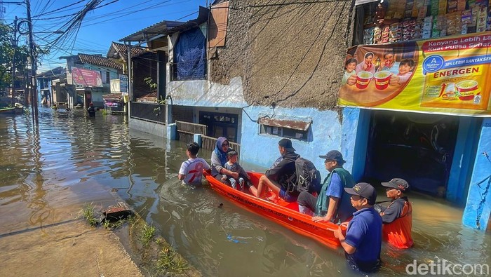 Kondisi banjir di Kampung Bojongasih, Kecamatan Dayeuhkolot, Kabupaten Bandung, Senin (13/4/2026).