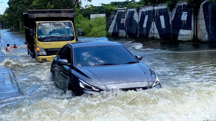 Kondisi jalan menuju SOR GBLA terendam