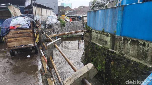 Kondisi Jalan Pagarsih yang jadi lokasi langganan banjir limpasan Kondisi Jalan Pagarsih yang jadi lokasi langganan banjir limpasan