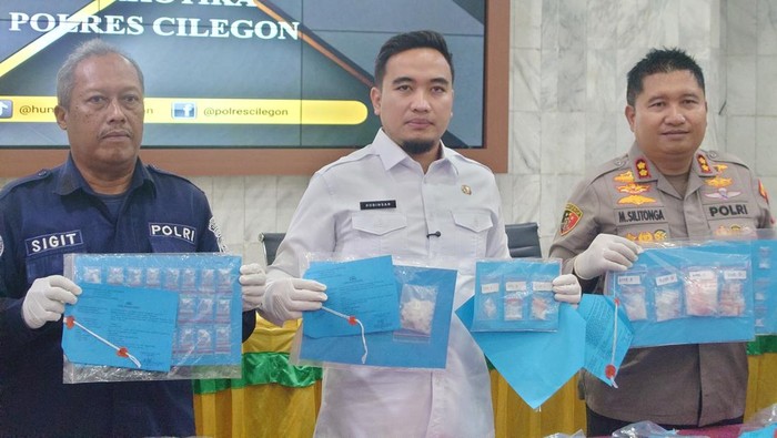Konferensi pers penangkapan ASN Cilegon karena kasus narkoba. (M Iqbal/detikcom)